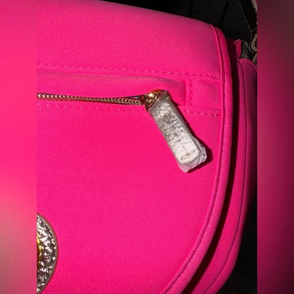 Lilly Pulitzer Giavanna Pink
Neoprene Crossbody Bag - Picture 10 of 14